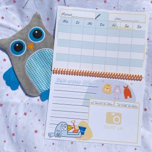 Kalender mit Aufklebern für das erste Jahr eines neugeborenen Babys