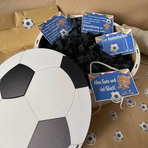 Geschenkbox mit blauen Aufklebern