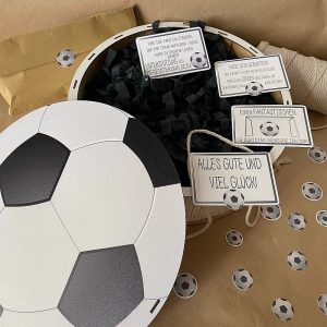 Kastenball für Geschenke mit weißen Aufklebern