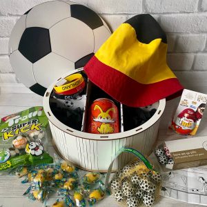 Ein Geschenk für ein Kind in einer Holzkiste „Fußball“ 25cm