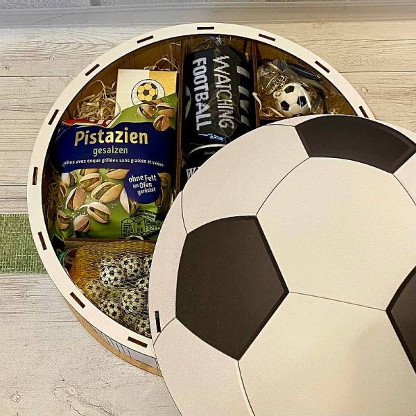 Ein Geschenk für Männer in einer Schachtel „Fußball“ 30 cm