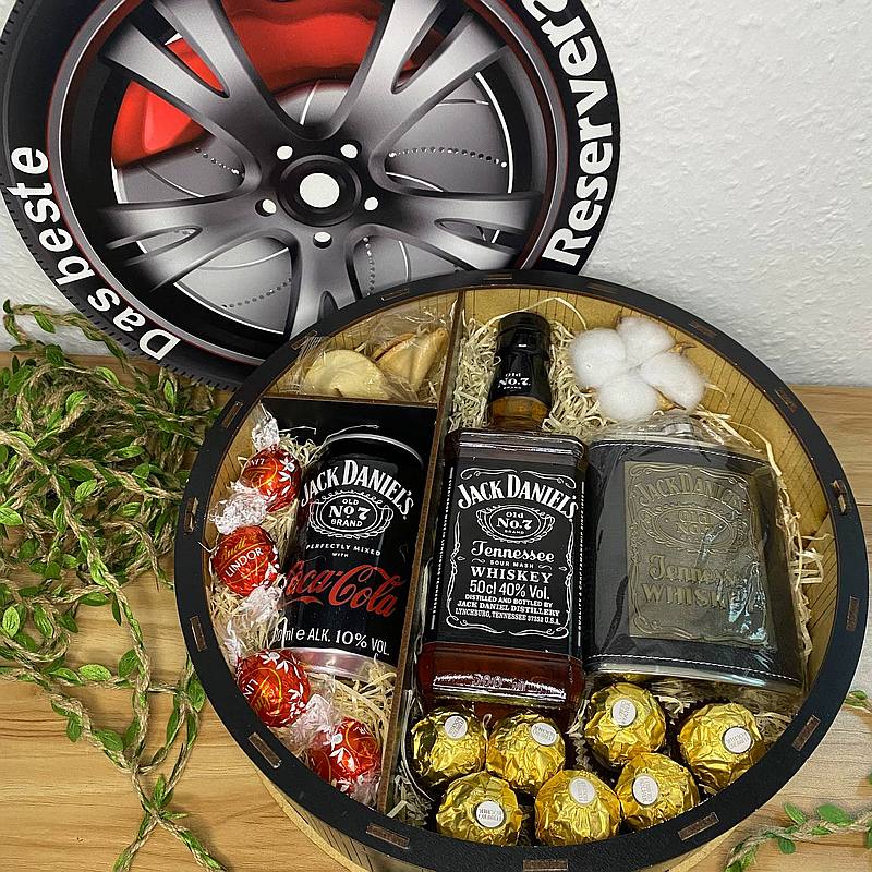 Die Kiste „Das beste Reserverad“ №3 ist mit Geschenken gefüllt