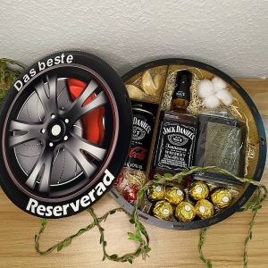 Die Kiste „Das beste Reserverad“ №3 ist mit Geschenken gefüllt