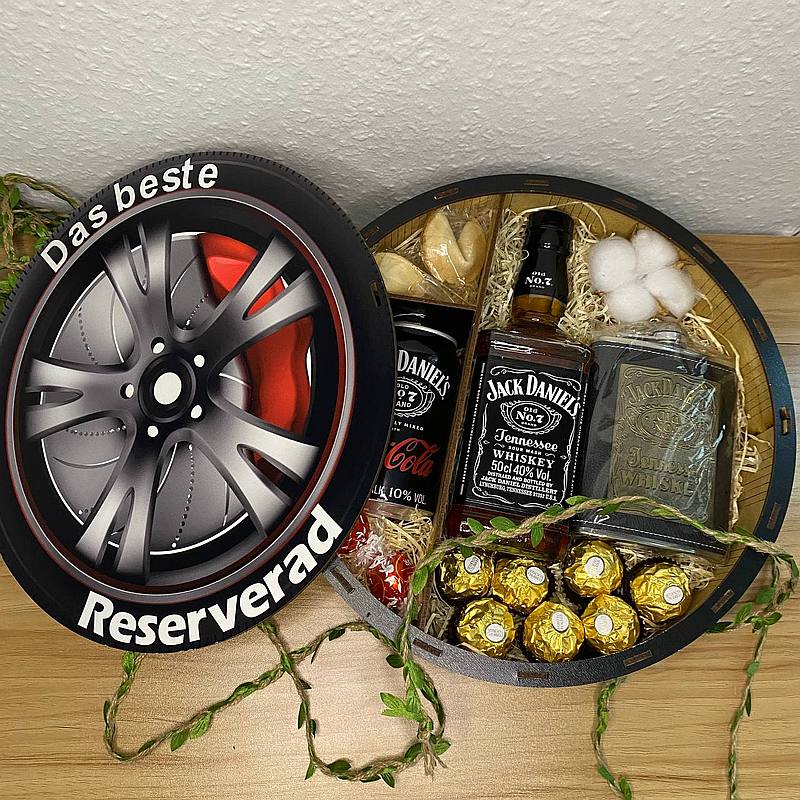 Die Kiste „Das beste Reserverad“ №3 ist mit Geschenken gefüllt