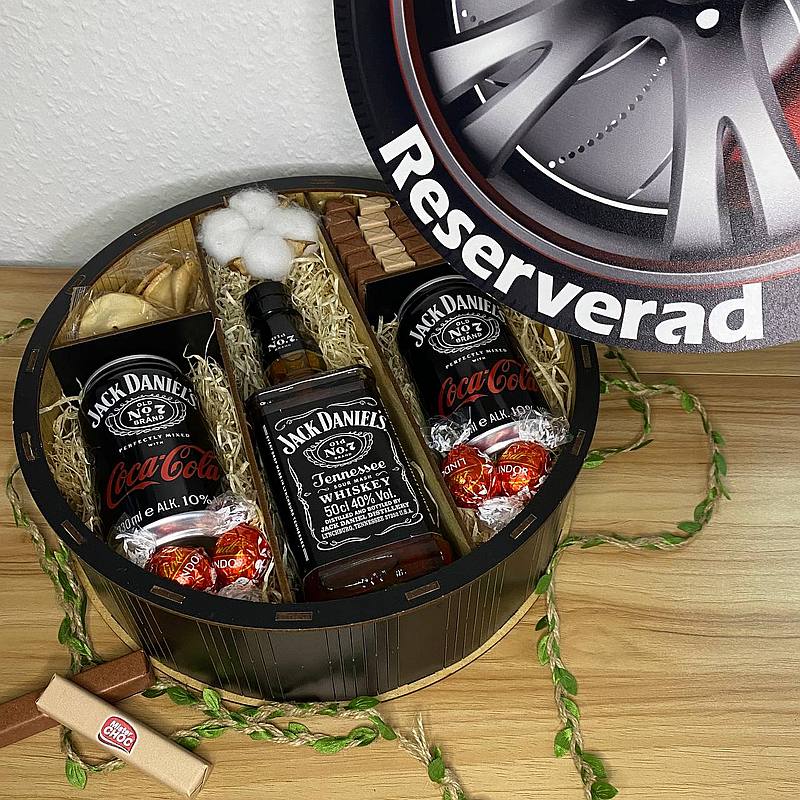 Die Kiste „Das beste Reserverad“ mit Geschenken gefüllt