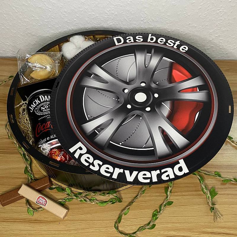 Die Kiste „Das beste Reserverad“ mit Geschenken gefüllt