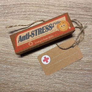 Verpackung "Anti-STRESS-Pille" für SNICKERS aus Braunkarton