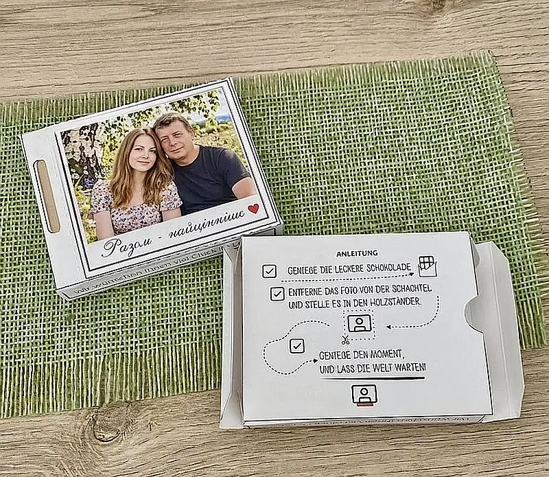 Ein personalisiertes Fotogeschenk mit Erinnerungsfoto und Schokolade