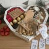 Geschenkbox Herz gefüllt mit Geschenken Pralinen in Tüten