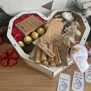 Geschenkbox Herz gefüllt mit Geschenken Pralinen in Tüten