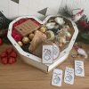 Geschenkbox Herz gefüllt mit Geschenken Pralinen in Tüten