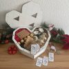 Geschenkbox Herz gefüllt mit Geschenken Pralinen in Tüten