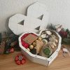 Geschenkbox Herz gefüllt mit Geschenken Pralinen in Tüten