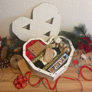 Geschenkbox Herz gefüllt mit Geschenken mit Foto Pralinen