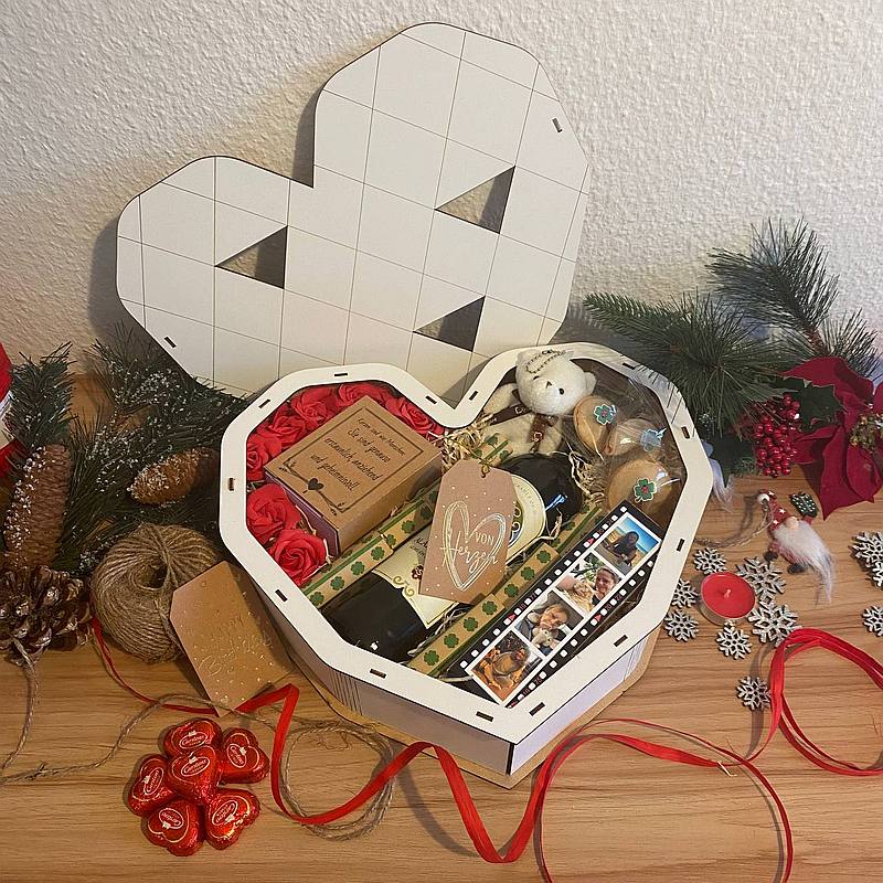 Geschenkbox Herz gefüllt mit Geschenken mit Foto Pralinen