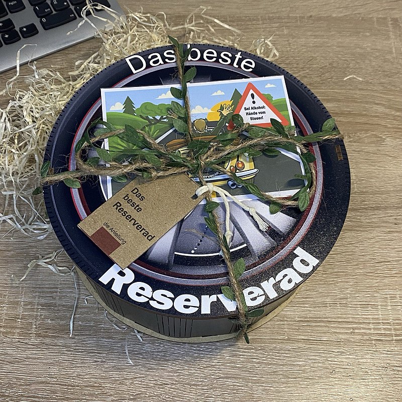 Ein Geschenk mit Bier und Würstchen