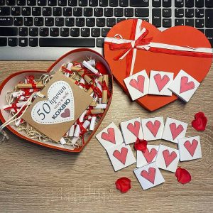 Rotes Herz mit Liebeserklärungen und Pralinen mit Fotos