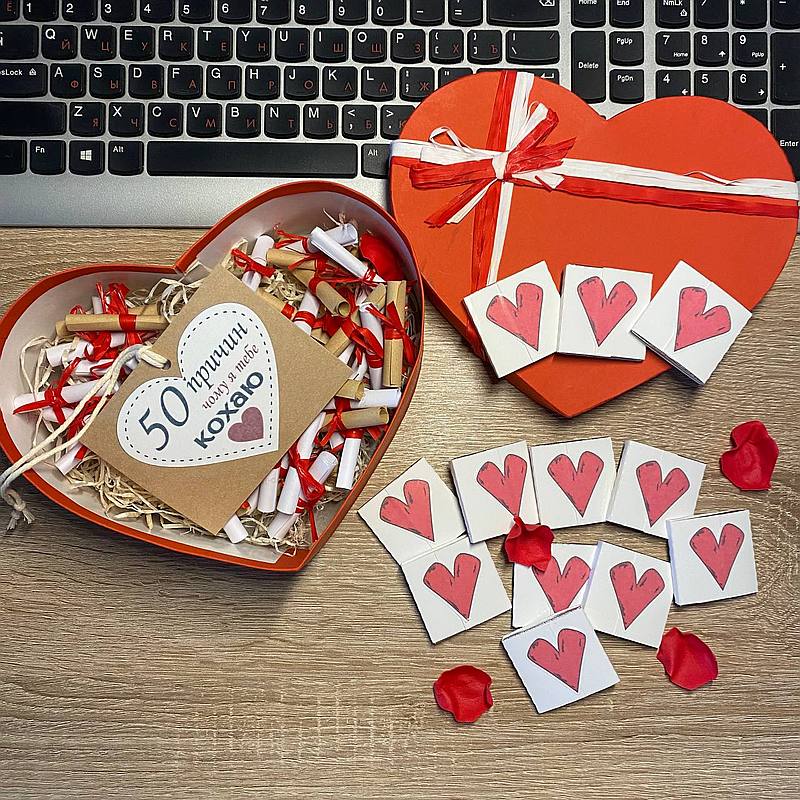Rotes Herz mit Liebeserklärungen und Pralinen mit Fotos
