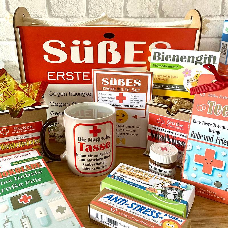 Geschenk in einer Schachtel. Eine Tasse als Geschenk.