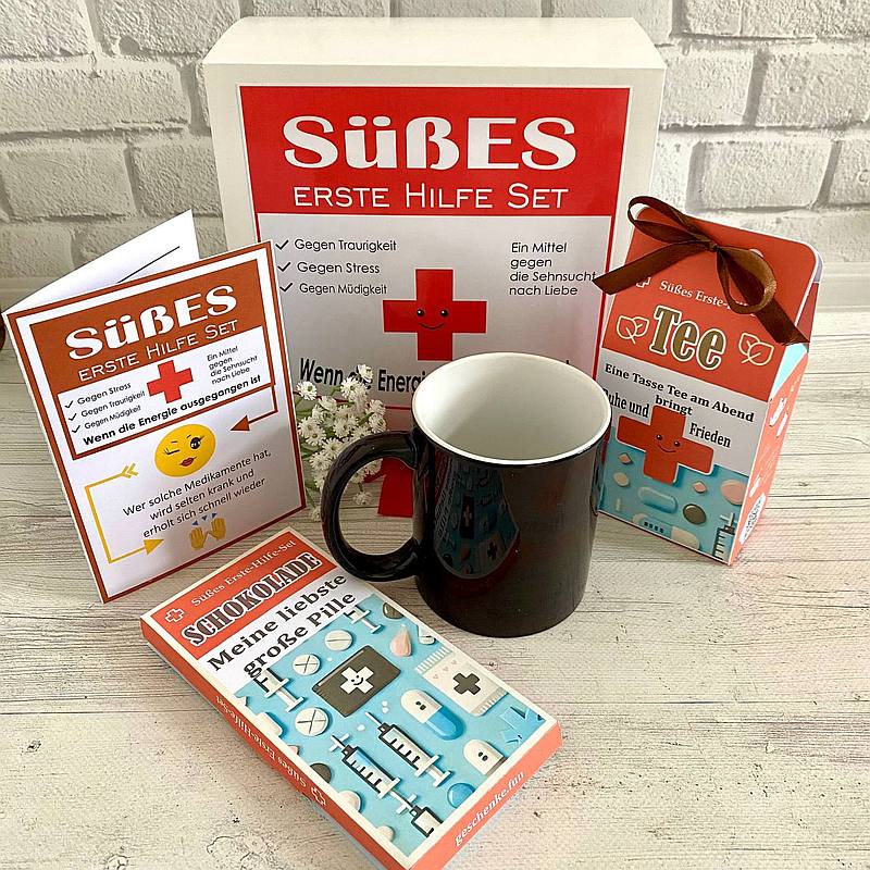 Geschenke mit einer Tasse.