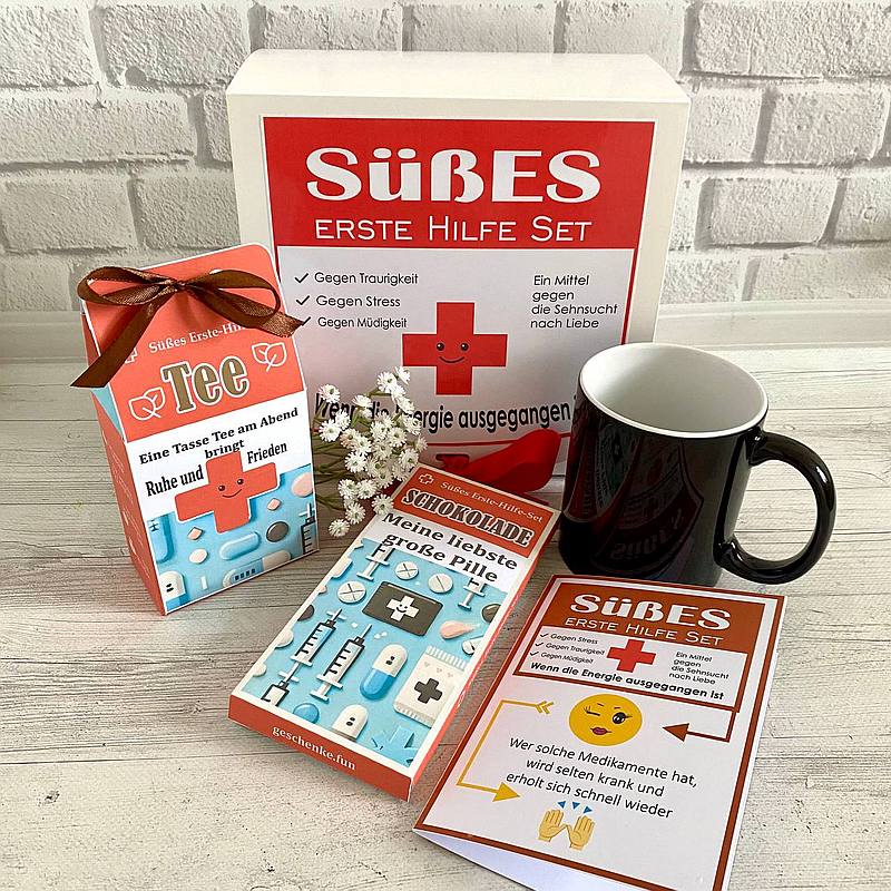 Geschenke mit einer Tasse.