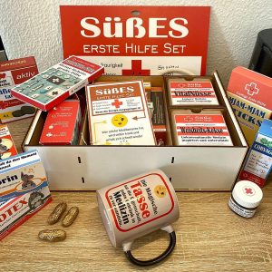 Süßes Erste-Hilfe-Set mit einer Tasse