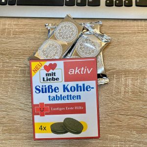 ein Geschenkset mit Süßigkeiten in Apothekenverpackung