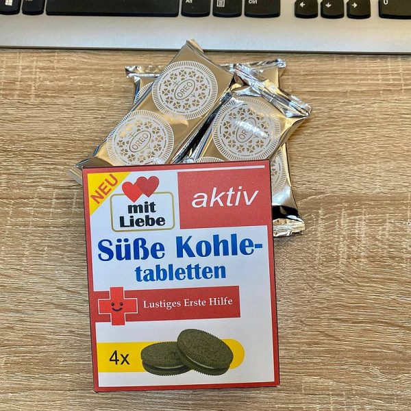 ein Geschenkset mit Süßigkeiten in Apothekenverpackung