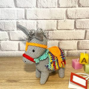 Gestrickter Spielzeug-Esel. Handgemachte Geschenke