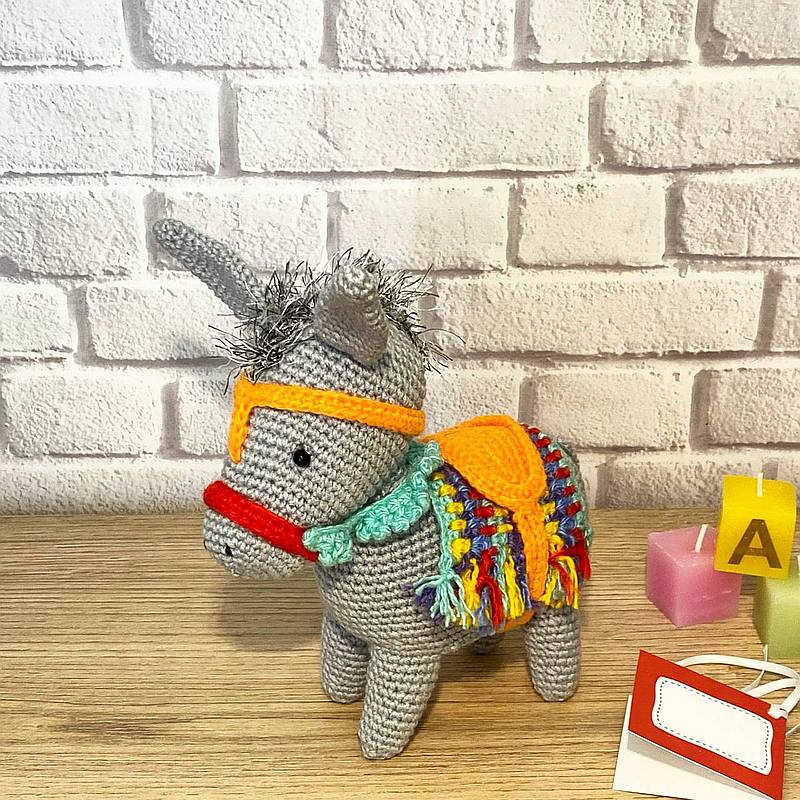 Gestrickter Spielzeug-Esel. Handgemachte Geschenke