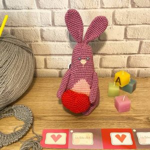 Amigurumi-Hase mit Herz