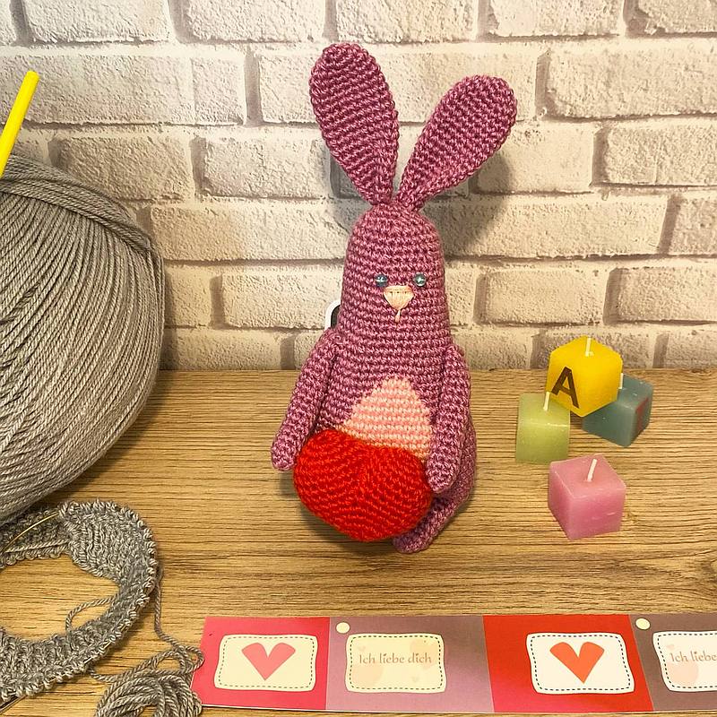 Amigurumi-Hase mit Herz