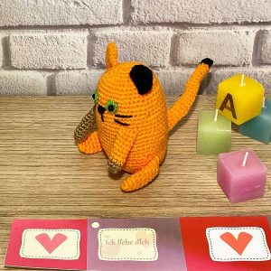 Amigurumi Roter Kater mit schwarzem Ohr