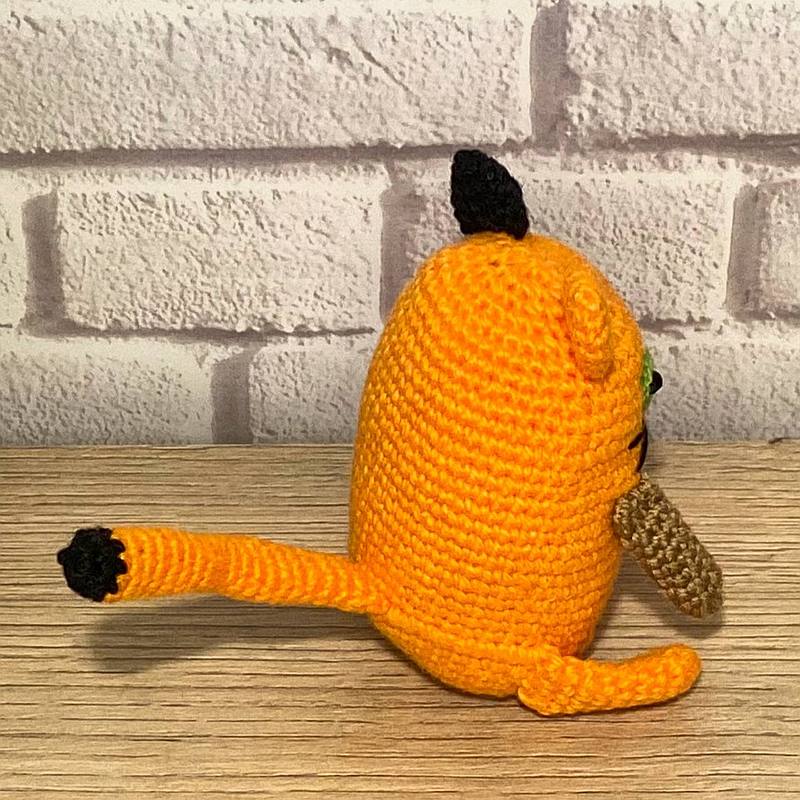 Amigurumi Roter Kater mit schwarzem Ohr