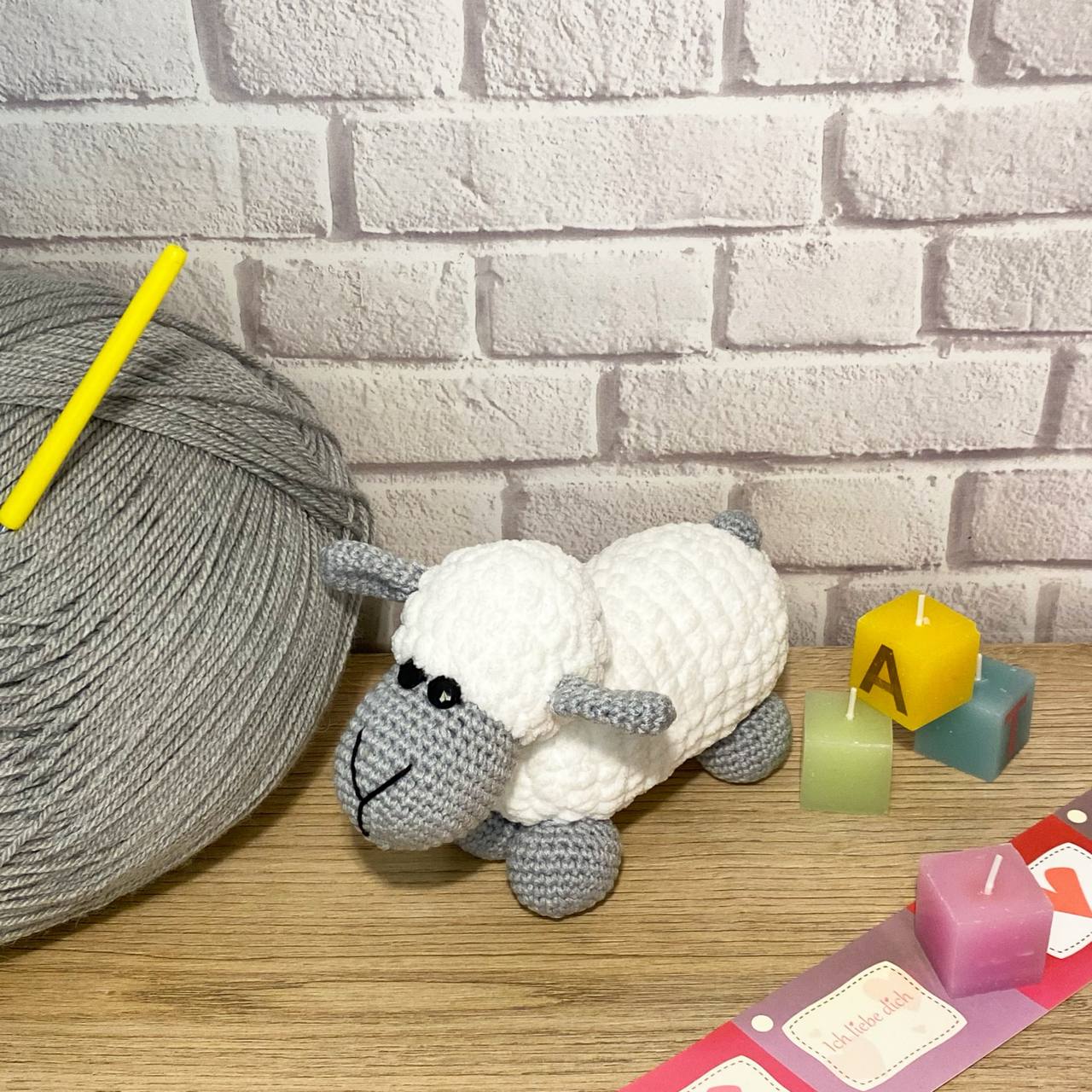 Amigurumi Schaf mit Schal (Handgemachte Geschenke)