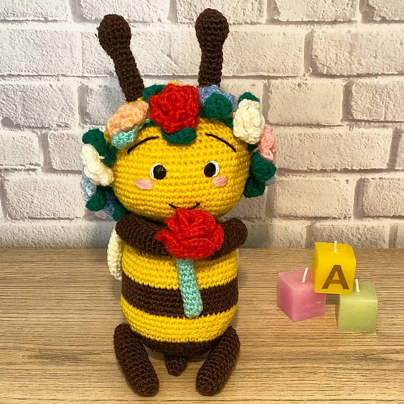 Amigurumi Spielzeugbiene. Handgemachte Geschenke.