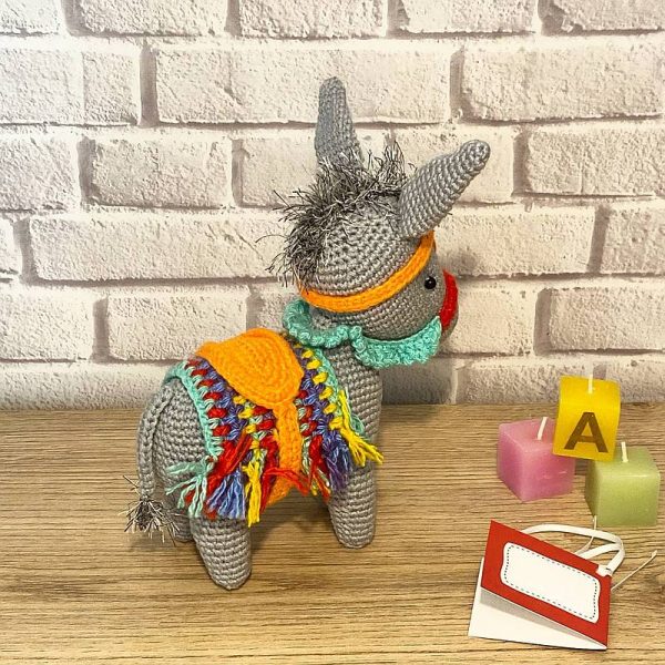 Gestrickter Spielzeug-Esel. Handgemachte Geschenke