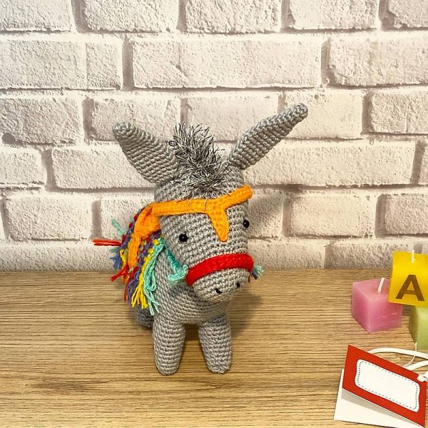 Gestrickter Spielzeug-Esel. Handgemachte Geschenke