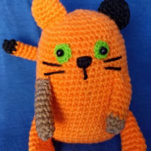 Amigurumi Roter Kater mit schwarzem Ohr