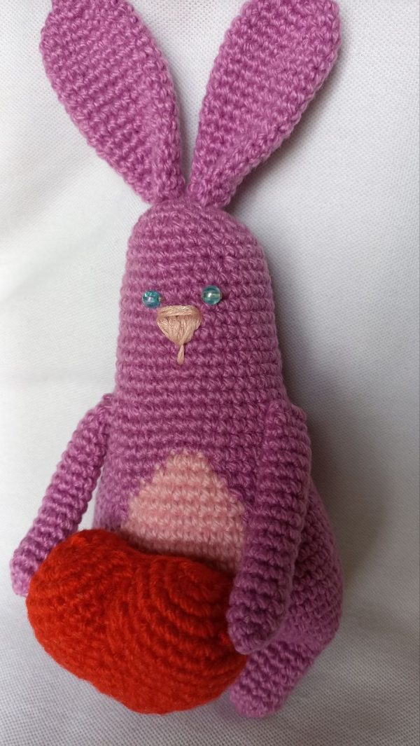 Amigurumi-Hase mit Herz