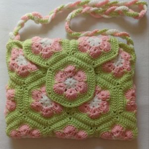 Gehäkelte Handtasche aus bunten Motiven