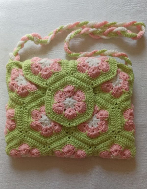 Gehäkelte Handtasche aus bunten Motiven