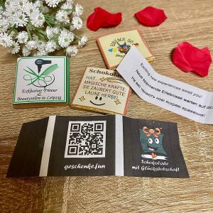 Personalisierte Postkarte mit QR-Code und Schokolade