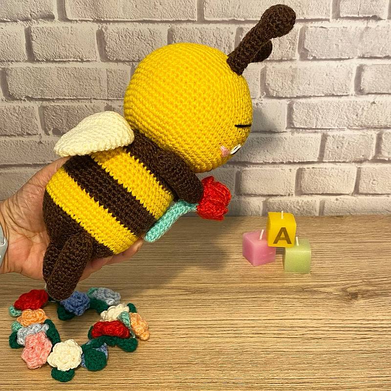 Gestrickte Spielzeugbiene.