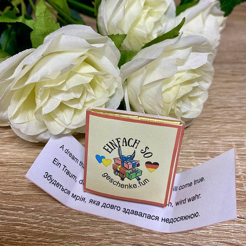 Personalisierte Postkarte mit QR-Code und Schokolade