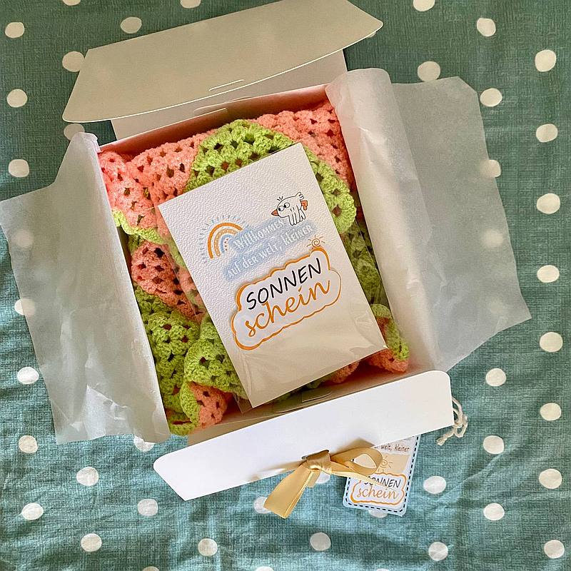 handgefertigte Geschenksets fĂŒr Neugeborene. Amigurumi-Spielzeug.