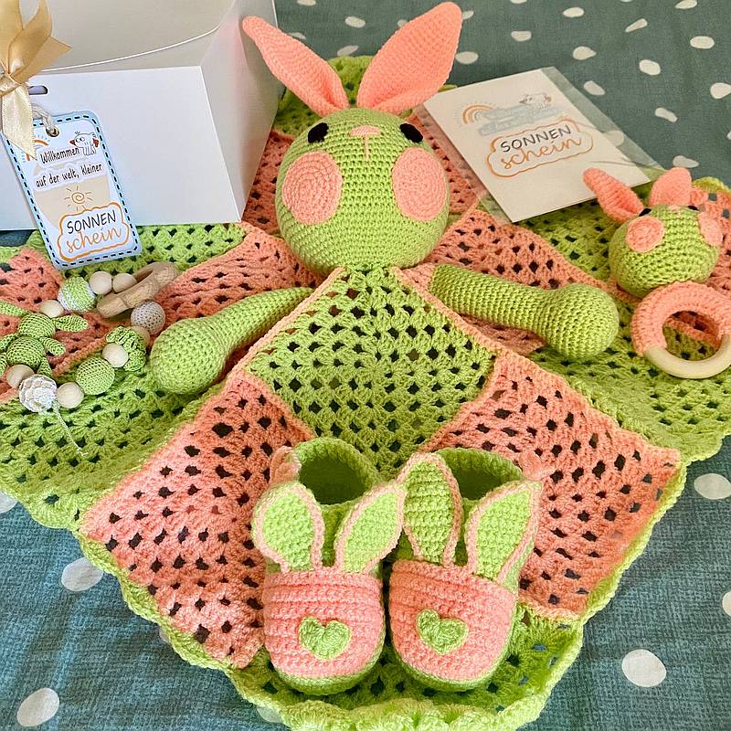 handgefertigte Geschenksets fĂŒr Neugeborene. Amigurumi-Spielzeug.