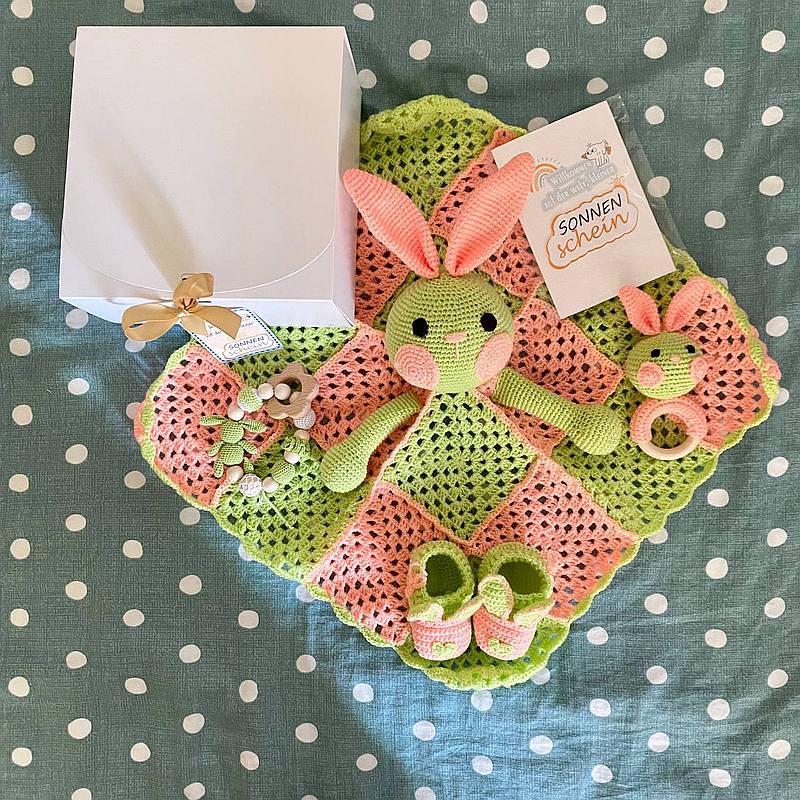 handgefertigte Geschenksets fĂŒr Neugeborene. Amigurumi-Spielzeug.