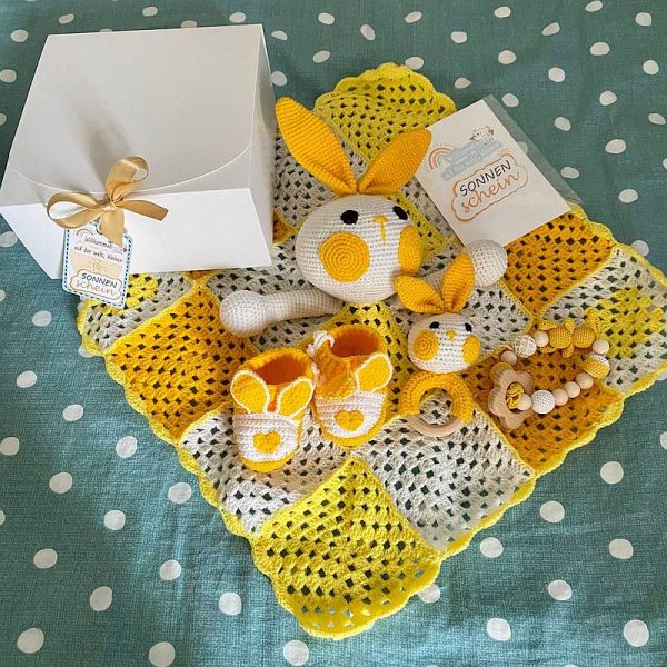 handgefertigte Geschenksets für Neugeborene. Amigurumi-Spielzeug.