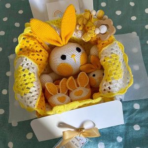 handgefertigte Geschenksets für Neugeborene. Amigurumi-Spielzeug.